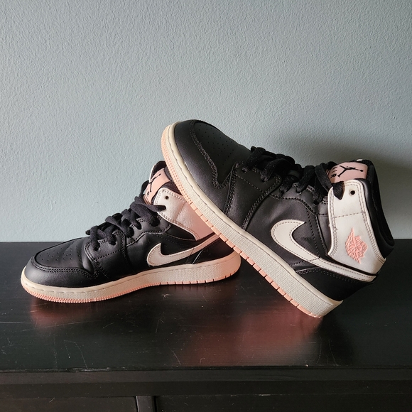 Girls GS size 4 Nike Air Jordan 1 Mid Arctic Punch Pink Black - Picture 1 of 7